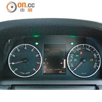 錶板以兩大銀框圓錶為主，中央屏幕亦可豐富所提供的行車資訊。