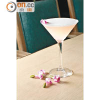 Hanami $128<br>用櫻花Liqueur、冧酒Pampero Blanco、Dry Sherry、檸檬汁、蜜糖和蛋白調製，清新粉紅色帶來「賞櫻」風情。