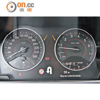 雙圈式儀錶板，中間設屏幕顯示行車資訊。