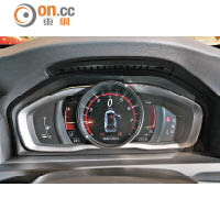 錶板整合了電子顯示屏，提供豐富的行車資訊。
