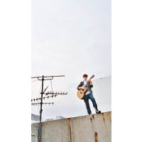 為單曲《升降機》拍攝MV，Michael站在天台上自彈自唱，向歌手之路進發。