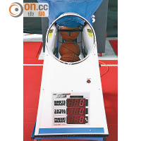 籃球場設有自動射球訓練機，讓球迷可練習控球與射球技巧。