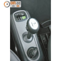 ECO駕駛模式鍵及車匙位置分別置於波棍前後，十分就手。