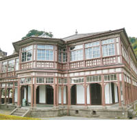 紡織所技師館是幾位英國顧問的宿舍，樓高兩層的全木建築展現殖民地式風格。