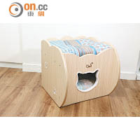 雙層設計的貓床，提供兩個截然不同的空間，很適合好奇又膽小的貓咪。$1,220