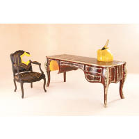 Veuve Cliquot, Correspondence Desk & Armchair<br>帶有濃厚的法國色彩，長枱由木材與青銅交織出瑰麗奢華的風格；扶手木椅則流露路易十五風格，座墊選用絲綢製作。兩者同樣設有橙黃色的鏤空幾何圖案，兼具復古和超現實風格。