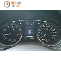 雙圓形儀錶中間設彩色顯示屏，提供豐富行車資訊。