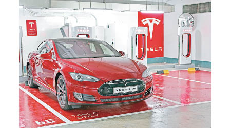 Tesla在奧海城新增Supercharger快速充電站，站內共設有4個Supercharger插頭。