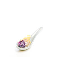 紫椰菜素餃 $36/8粒<br>每日鮮製，不加防腐劑，在煮的過程中餃皮會變成半透明，透出紫椰菜餡，非常搶眼。