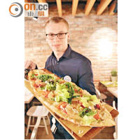 Pizza是餐廳的主打食品，又薄又脆又香，CHF19.9（約HK$163）。