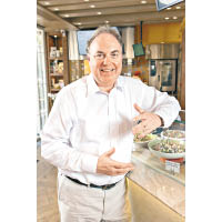 Walter Kern入廚經驗豐富，有逾40年資歷，開設新店旨在香港推廣慢食的健康文化。