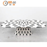 Maker Furniture — <br>Diamond Table<br>運用3D打印技術製作的方枱，黑白方塊營造出視覺幻象，彷彿會被吸入小枱中央。
