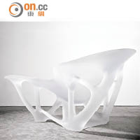 Bone Chaise<br>這張貴妃椅是設計師最有名的系列之一，依照骨骼的生長形態來製造，極具未來感。