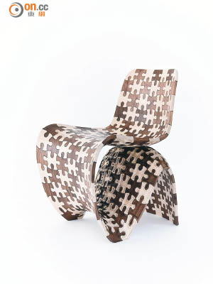 Maker Furniture —<br>Puzzle Wood Chair<br>椅子是一組巨型立體砌圖，由一塊塊木質砌圖拼成，充滿曲線美。
