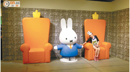 雖冇Miffy咁大個躉，但都可以坐坐她的巨櫈。