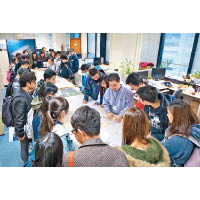 同學獲安排參觀地政總署，了解政府如何設立和管理香港的土地測量監控網絡。