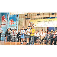 香港專業人士（北京）協會會長馮國佑向得獎者頒獎。