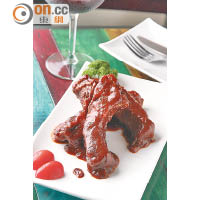 Smokey BBQ Pork Ribs $88<br>用自家製BBQ汁醃製豬肋骨後以慢煮方式烤熟，每件豬肋骨沾滿濃濃醬汁且肉質腍身而嫩滑，入口夠香。由於製作需時，每日只限量供應4份，賣完即止。