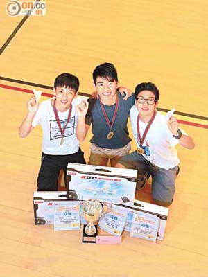 高中組冠軍為聖士提反堂中學的3位同學，（左起）霍駿昇、林舒陽及馮俊暉均表示，今次能獲獎感到很值得。