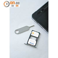 採用一體式卡槽，可同時擺放microSIM卡及nanoSIM卡。