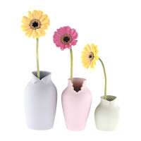 Dress-up<br>以花瓶來模仿一家三口的場面。插上花後，花的形態就好像人的頭一樣，花瓶就是衣服，令陶瓷變得溫馨和充滿生氣。