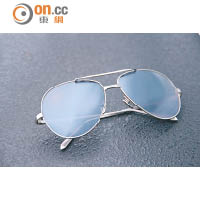 Linda Farrow磨沙鏡面銀色金屬框Aviator太陽眼鏡，其特別的磨沙鏡面帶來新鮮感。$6,200（C）