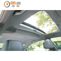 天窗面積比不少同級車款大，有助提升車廂開揚感。