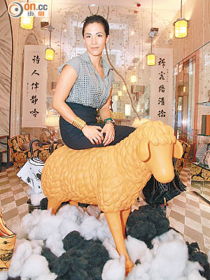 鄧愛嘉設計的黃色羊羊，現於店舖中展出。
