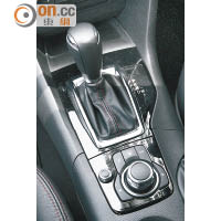 Commander Control旋鈕和5個符合人體工學按鈕設於波棍台後方，操作Mazda Connect系統就手易用。