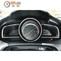 儀錶板採用以轉速計為主的單圈式設計，兩旁設有電子行車資訊顯示。