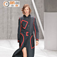 黑色belt coat注入紅色方格圖案及條子，同時保留運動元素的領位。