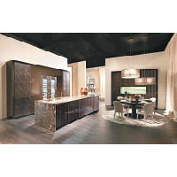Villa Livia<br>Ambiente Cucina的廚櫃組合，包括一座大櫃和一張工作枱，以深色鱷魚皮紋皮革配襯髹上亮麗塗層的黑檀木，帶出典雅氣派。$190萬（a）
