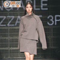 灰色sweater的高領設計注入黑色拉鏈元素，型格十足。