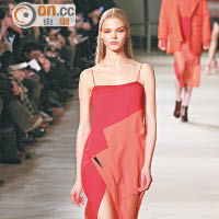紅色吊帶裙以tone on tone配合高開衩，盡顯長腿。