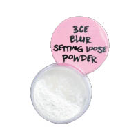 3 CONCEPT EYES Blur Setting Loose Powder $199（C）<br>能遮蓋凹凸不平肌膚及毛孔，改善油光滿面問題，打造如嬰兒般的細緻柔滑<br>美肌。