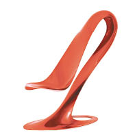 Spoon Chair<br>獨特的彎曲結構，恍如一件巨型湯匙雕塑，其實是在精密的力學計算之下生產出來，確保能夠穩妥安坐。