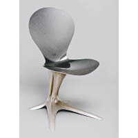 Flower Chair<br>形態奇特的椅腳支撐起整張椅子，儼如一朵小花盛放。