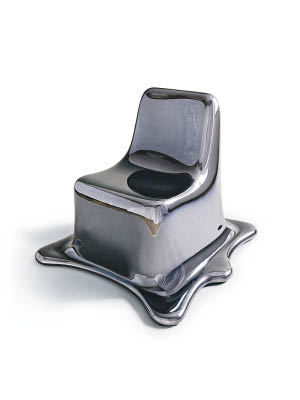 Melting Chair（Special Black Chrome Edition）<br>捕捉金屬由固體變成液體的形態，以玻璃纖維製造，再鋪上金屬塗層而成。
