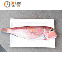 甘鯛魚是少有可以連魚鱗都能吃的魚類，在7至8月期間肉質最嫩滑。