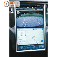 17吋屏幕可以上下雙畫面顯示，車後路況和導航資訊一目了然。 
