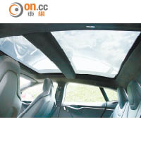 採用前天窗後天幕的玻璃車頂，可阻擋九成UV。