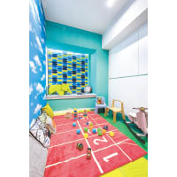 遊戲室<br>牆紙是藍天白雲，配合色彩繽紛的家具，充滿歡樂氣氛。右邊的白色櫃，內有一張床，只須拉下，即可用來招呼客人。