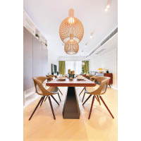 飯廳<br>深色木餐枱、淺色木燈罩，再加上大型橡木組合櫃，展現出木色配搭的可塑性。