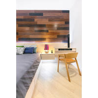 主人房<br>床頭壁以胡桃木條拼湊而成，屬主人房的焦點設計。