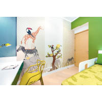 幼子房間以綠色為主調，襯上非洲大草原為主題的牆貼，感覺清新舒適。