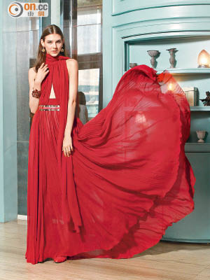 以皺褶為設計軸心的連身裙採用紅色色調，胸前開空設計，並加入長絲巾的元素，增添女性的性感美。連身裙$57,250Belt　$4,775耳環　$3,325　手鈪　$7,350