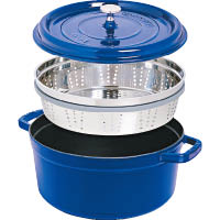 藍色26cm圓形燉鍋連蒸籠 參考價$4,999、換購價：40枚印花+$1,099<br>鍋蓋上帶有矽膠密封條，能夠防止食物在加熱時流失水分，隨鍋附有一個不銹鋼蒸籠，可以同時做出蒸、煮兩道料理。