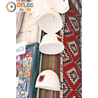 阿爾巴尼亞的傳統羊毛帽是必買手信之一，ALL800（約HK$48）起。