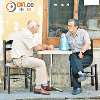 阿爾巴尼亞男人，無論是20歲還是80歲都喜歡在街上吹水。