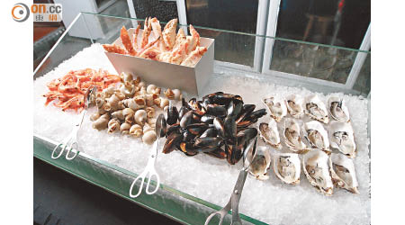 餐廳供應廣島蠔、松葉蟹腳、智利青口、越南蝦，更特選肉質嫩滑的白身翡翠螺，滿足高要求的海鮮迷。